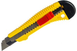 Упрочненный нож с металлической направляющей и сдвижным фиксатором Stayer FORCE-M сегментированные лезвия 18 мм 0913_z01