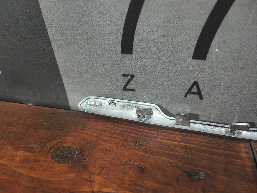 Молдинг решетки радиатора Mercedes GLC (X253) 19-нв Б/У Оригинал A2538883500