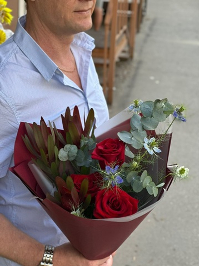 Сборный букет с розами «Бордовый акцент»