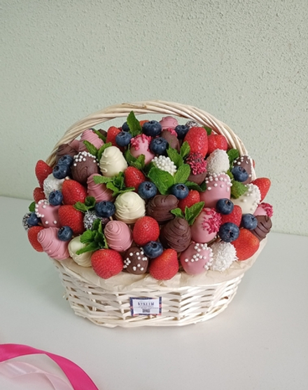 Клубника в шоколаде в корзине " Десертный микс"