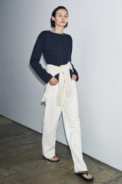 ZARA ФУТБОЛКА С ВЫРЕЗОМ ЛОДОЧКОЙ И ЭТИКЕТКОЙ, МОРСКОЙ СИНИЙ