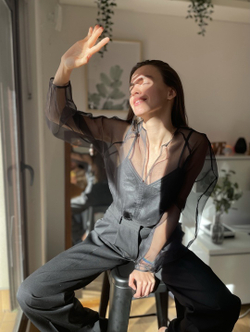 Черная полупрозрачная блуза из шелка