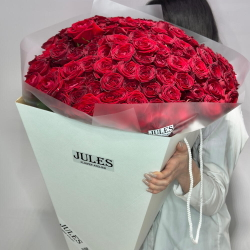 Букет из красной розы премиум Рэд Наоми 101