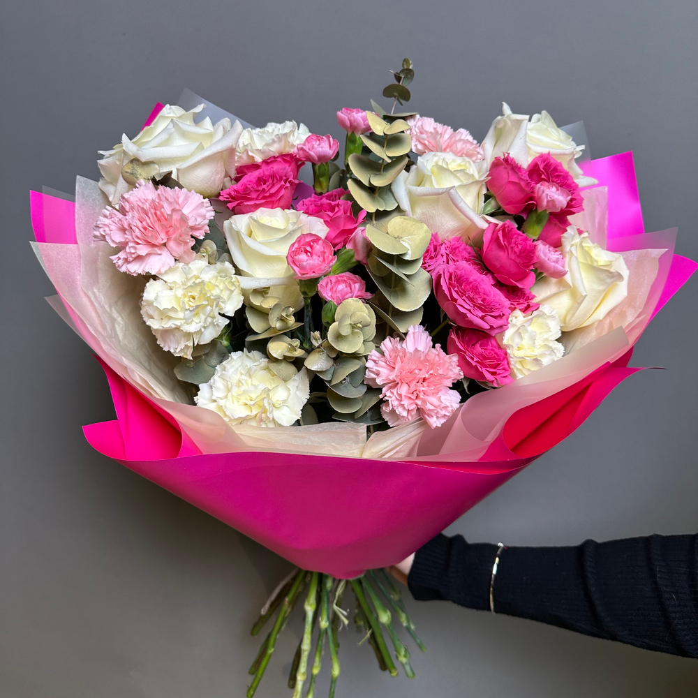 Букет 'Барби мини " розы кустовые ,диантус,эвкалипт