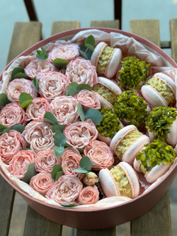 «Розы и макаруны»