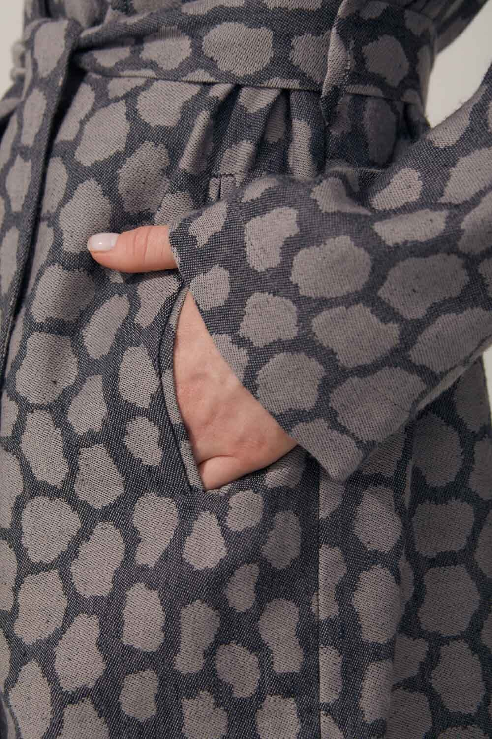 Плащ из серого жаккарда