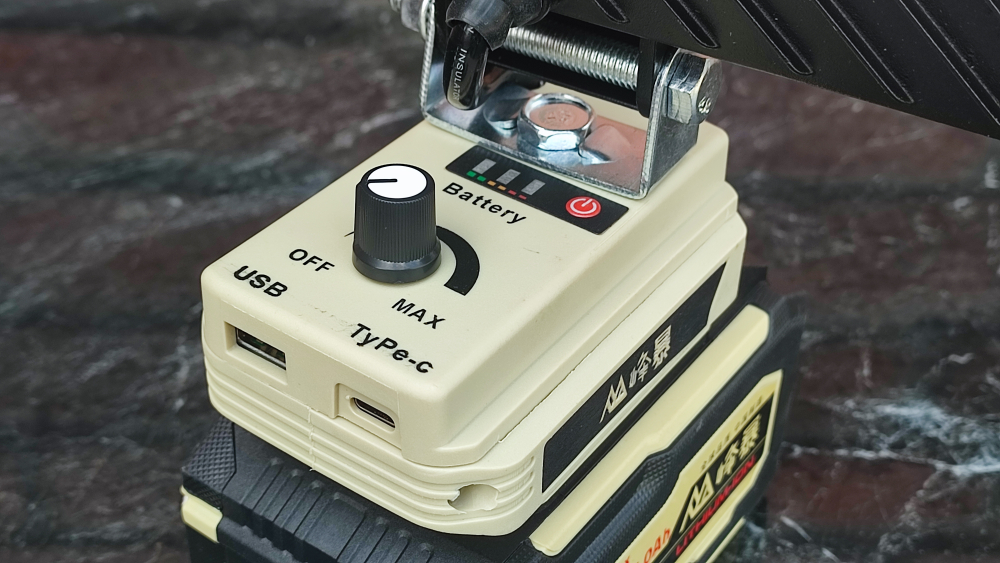 Светодиодный фонарь прожектор Feng Bao