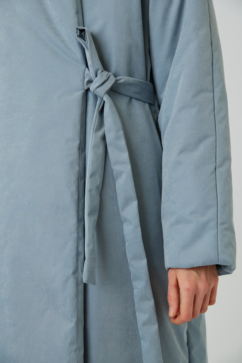 Зимнее пальто на запах из серо-голубой бархатистой мембраны