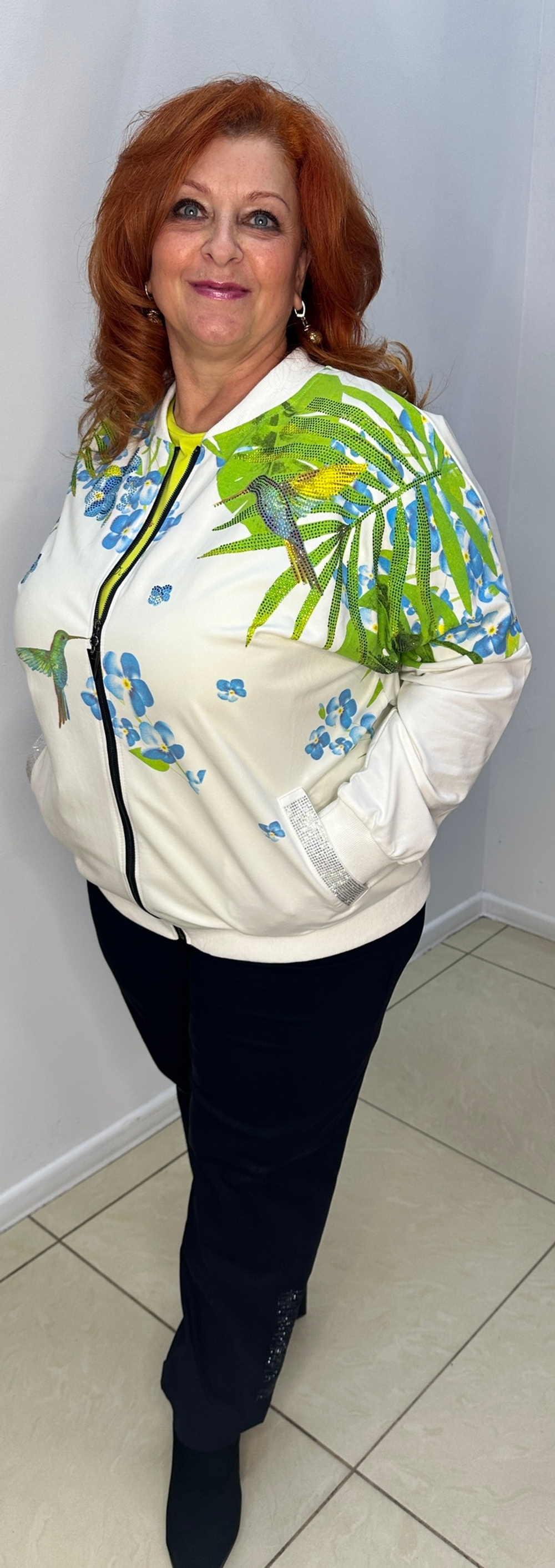 Белый жакет-бомбер с цветным принтом