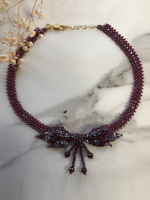 Колье "Бантик" ручной работы из бисера и камня гранат (альмандин)