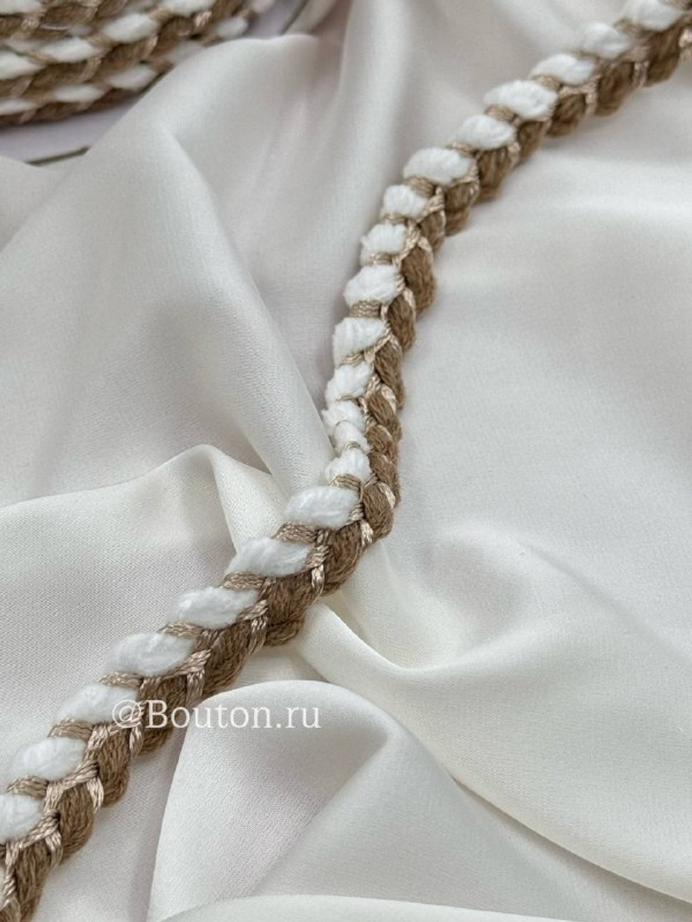 Тесьма косичка бежево-белая