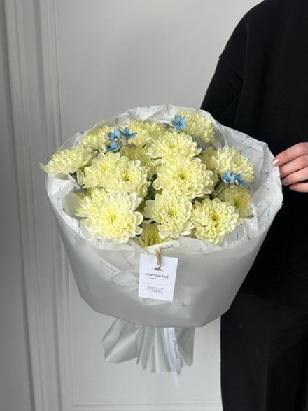 Букет из хризантемы в сливочном оттенке и оксипеталума