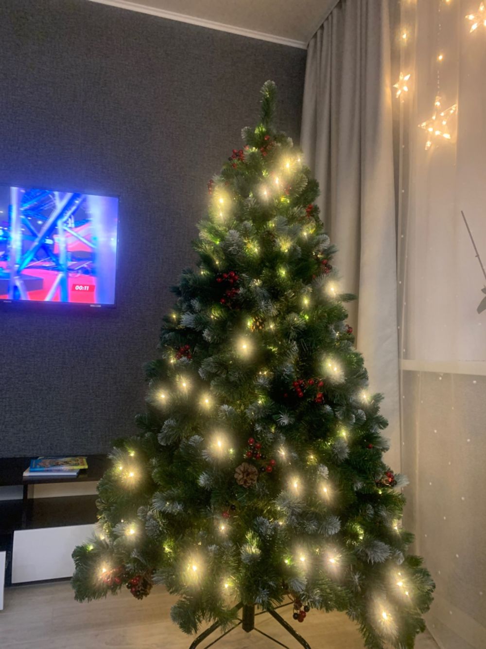 Заснеженная елка с гирляндой «Очарование» с шишками и ягодами (леска+пвх) от 1,8 м до 2,4 м