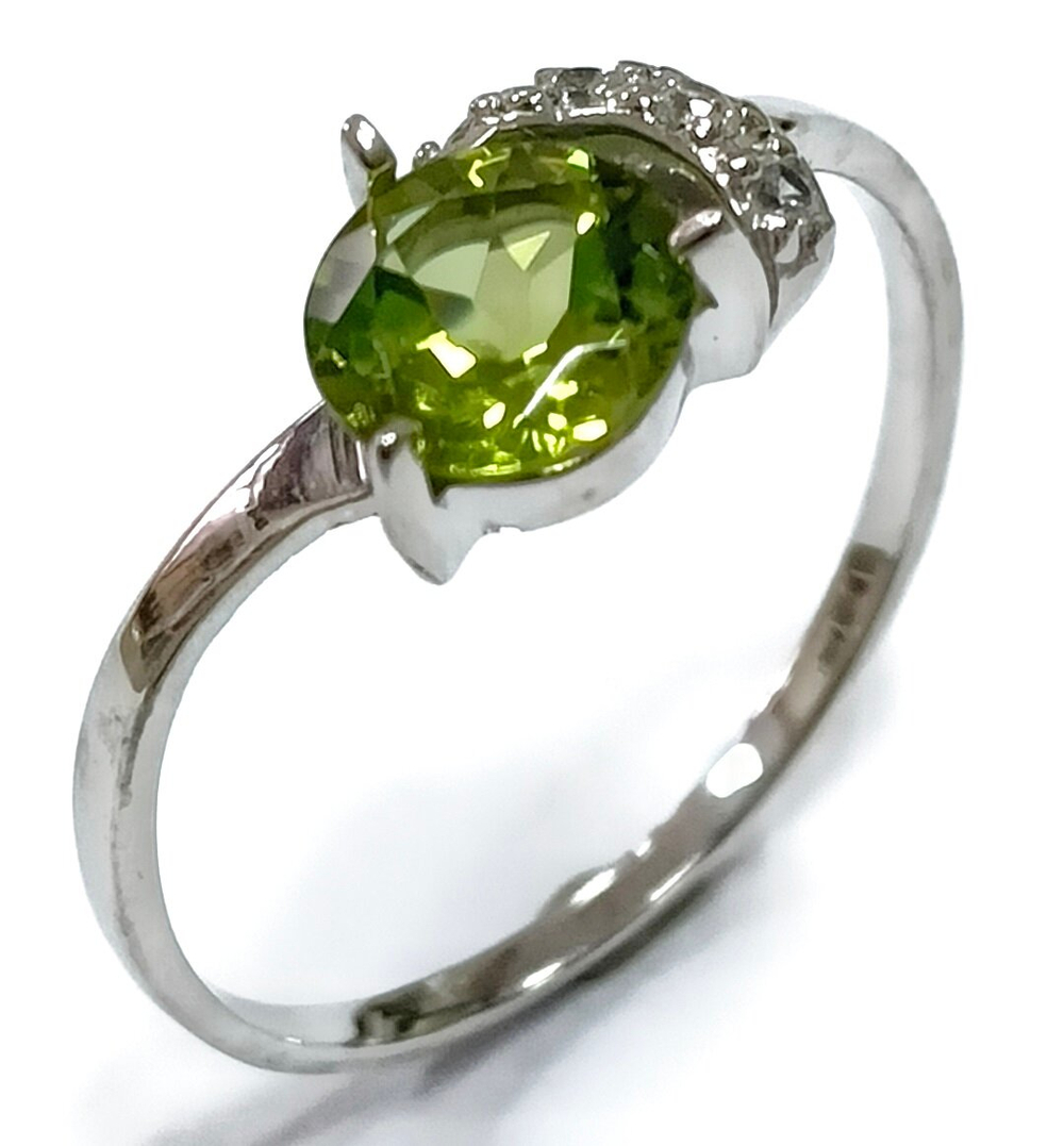 Ювелирное кольцо из серебра 925 пробы,вставка хризолит,фианиты,размер 20