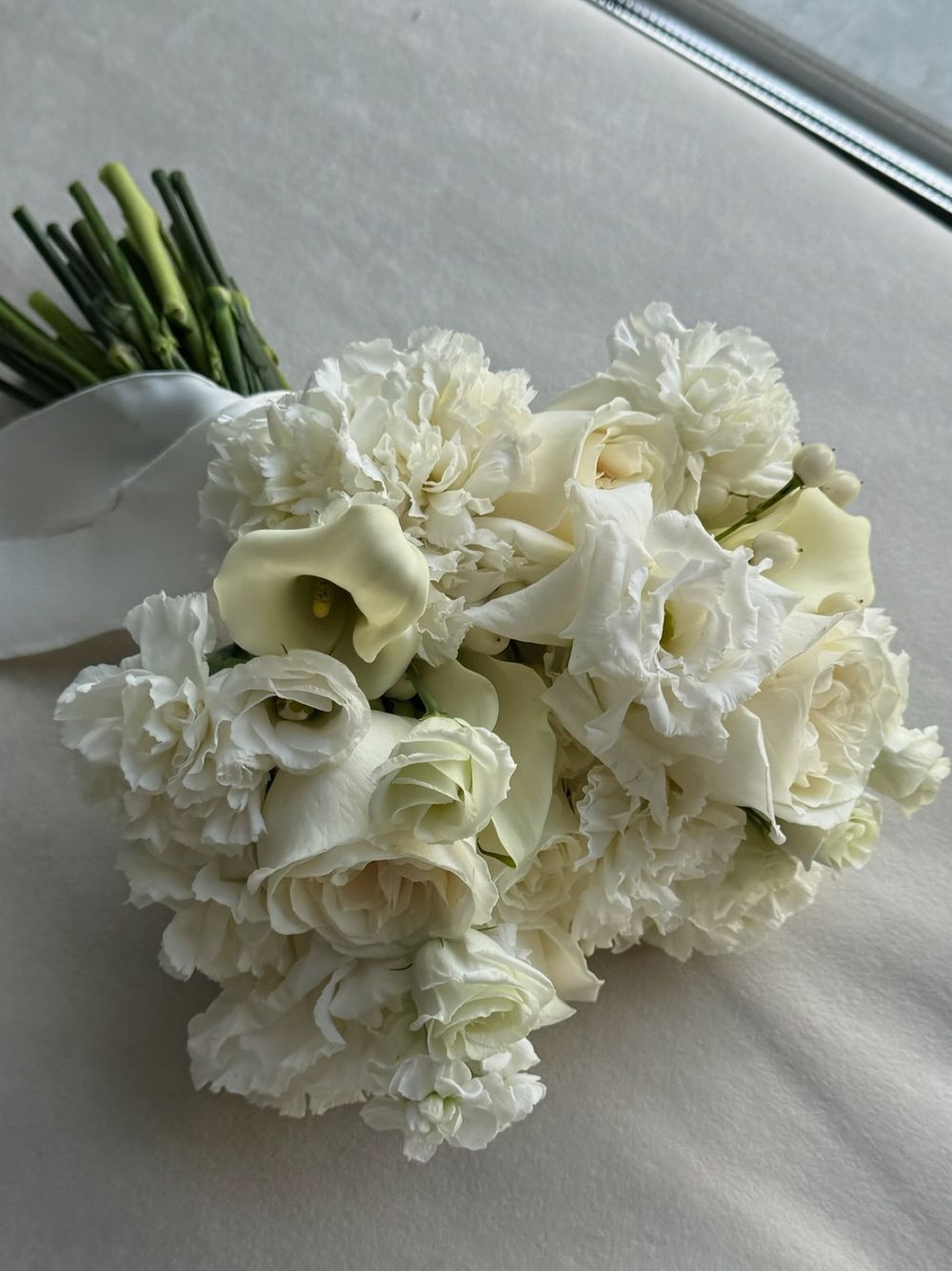 Свадебный букет из калл, диантусов, одноголовых роз,лизиантуса и маттиолы