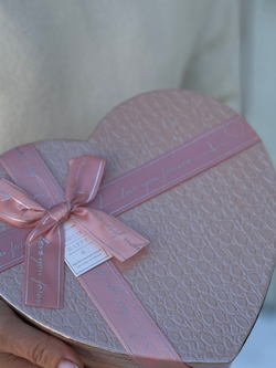 «Сердце» с лизиантусом, эвкалиптом и конфетами от Флора Маркет