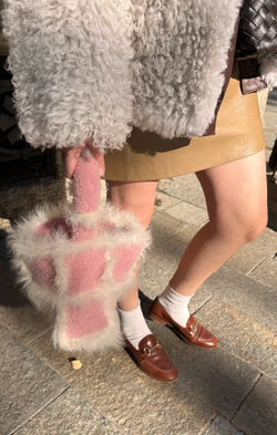 Розовая сумка из овчины