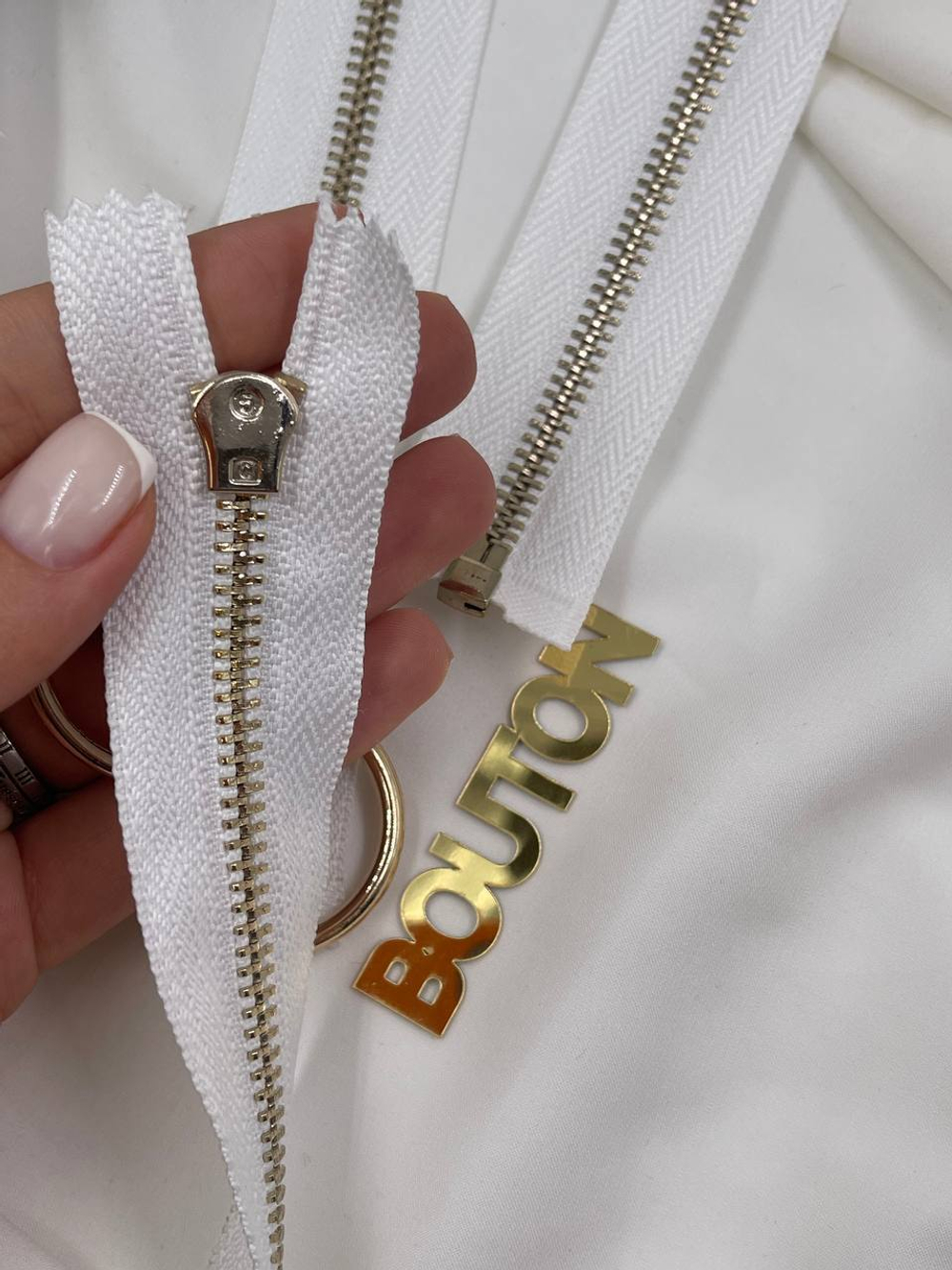 Молния белая с золотистым массивным кольцом