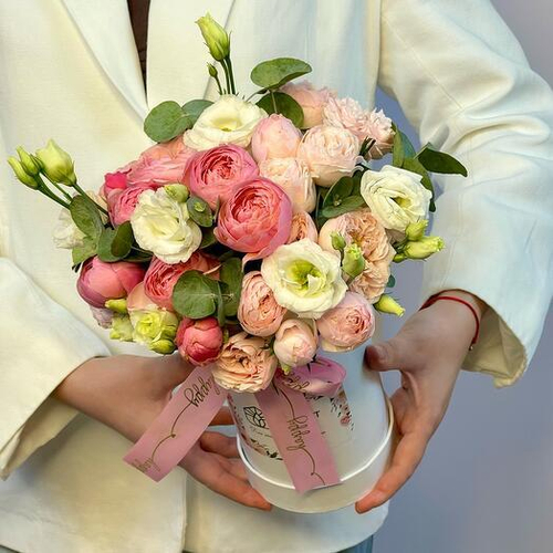 Авторская композиция с пионовидными розами Сильва Пинк и Мэнсфилд Парк в шляпной коробке. Цветы в коробке 014 Chalet Green