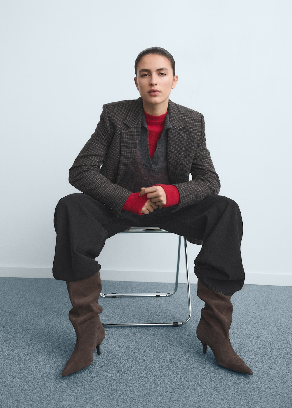 Джинсы с широкими штанинами и средней посадкой