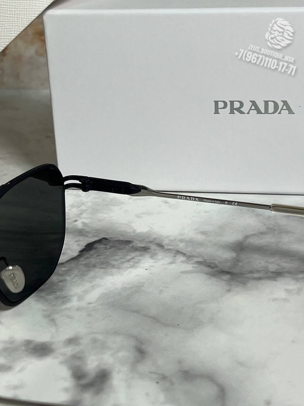 Солнечные очки Prada