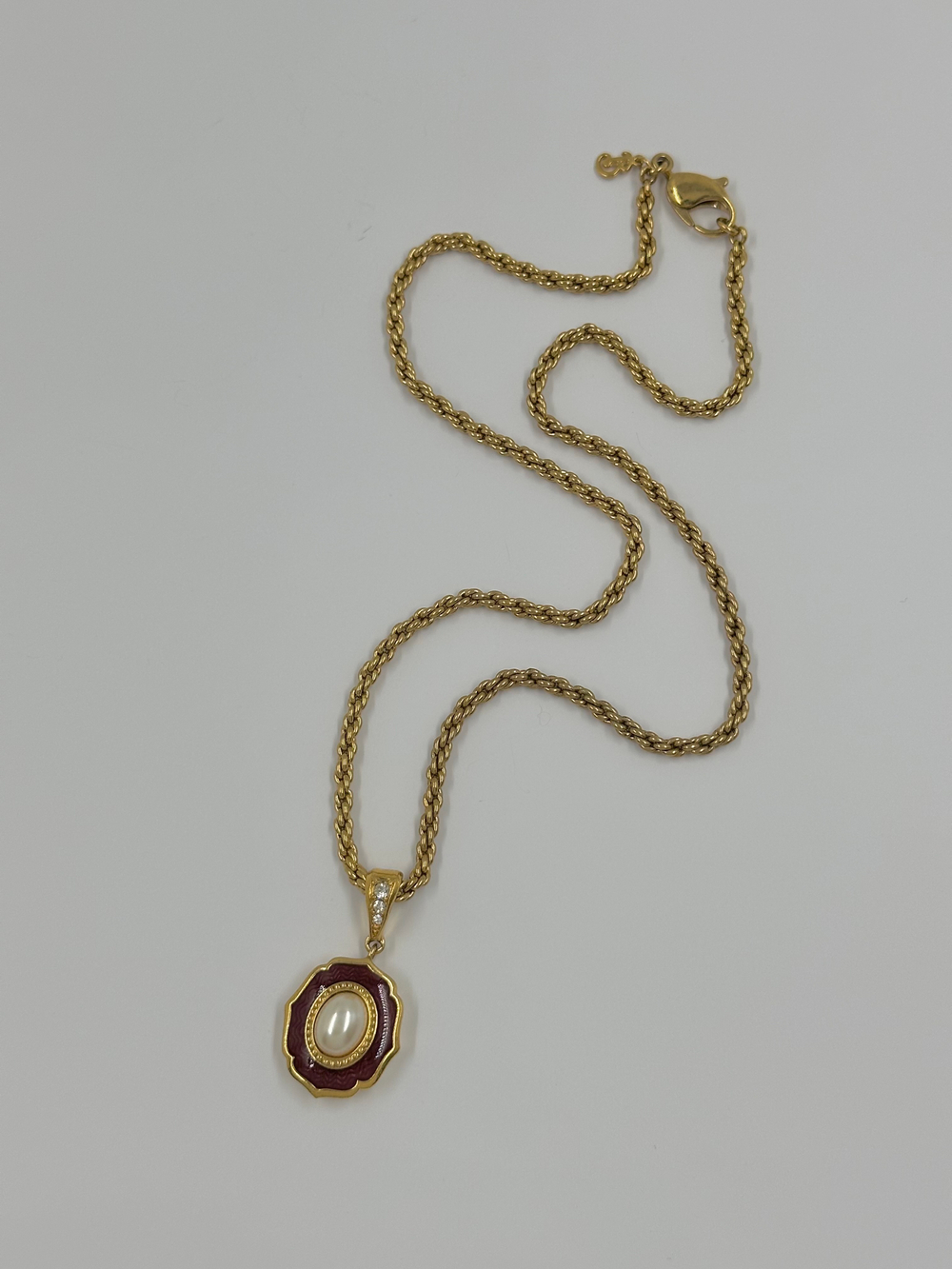 Кулон с коричневой эмалью и «жемчугом» Burberrys