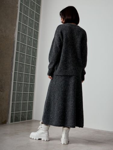 Трикотажный костюм с юбкой темно-серого цвета