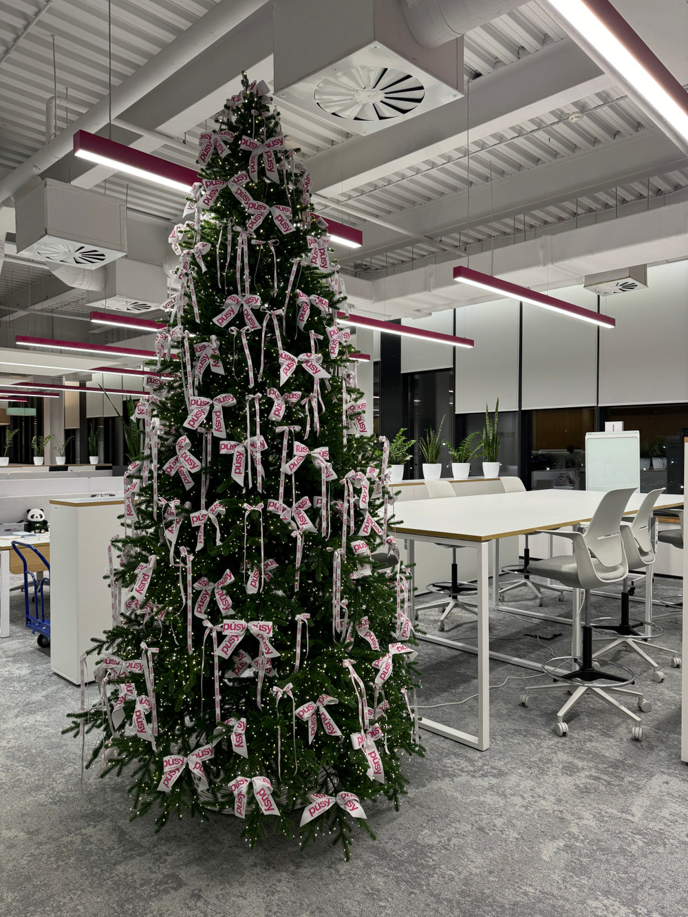 Дизайнерская ель с брендированным декором