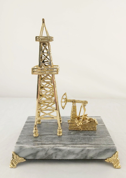 Сувенир "Нефтяная вышка с качалкой" на сером камне