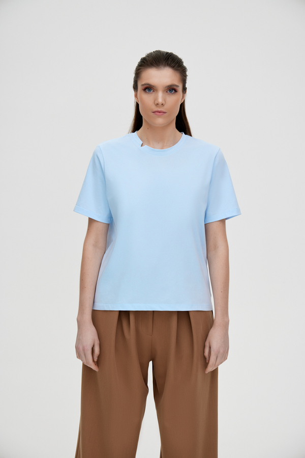 Футболка с акцентным вырезом на горловине голубая