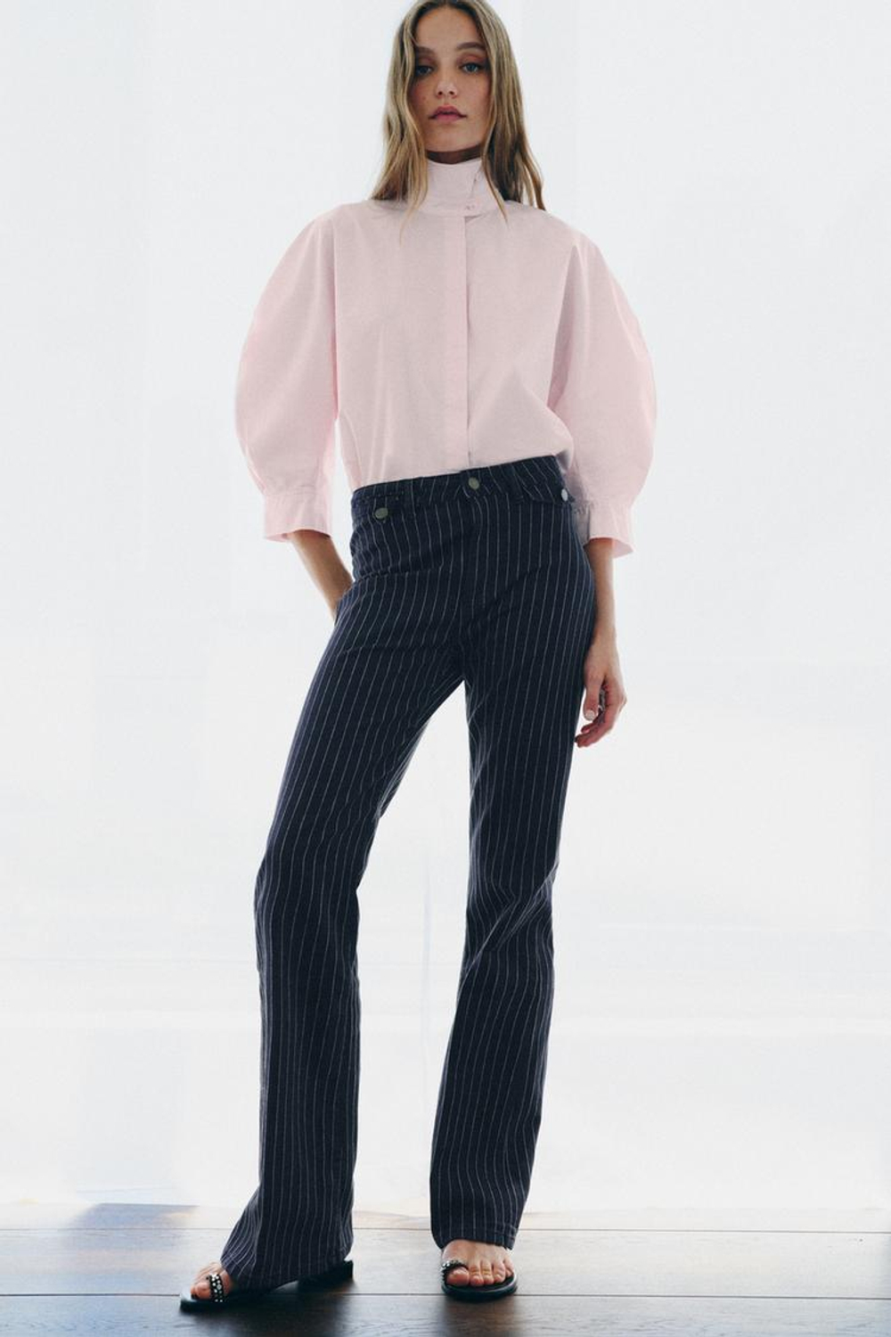 ZARA ДЖИНСЫ FLARE В ПОЛОСКУ С ВЫСОКОЙ ПОСАДКОЙ — ZW COLLECTION, СИНИЙ