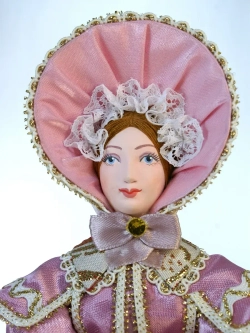 Кукла коллекционная в зимнем костюме 19 века с муфтой