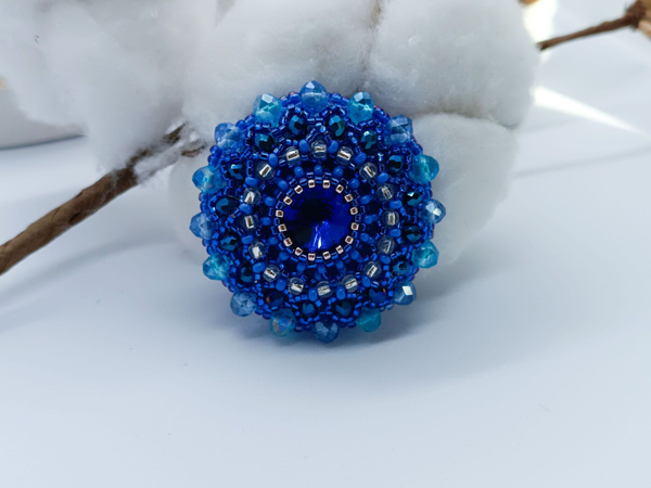 Брошь ручной работы из бисера и страз, кристаллов. / подарок любимой, маме, коллеге, подруге / бижутерия / оригинальный подарок /