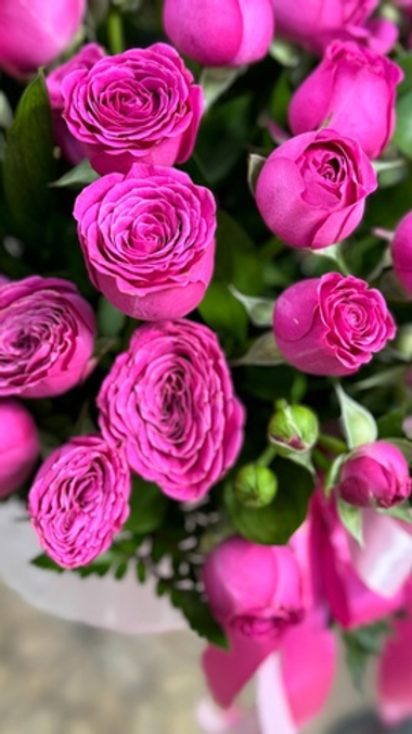 Шляпная коробка с кустовыми пионовидными розами "Classic Sensation"