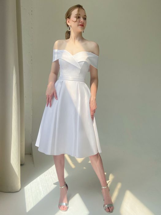 Свадебное платье А-силуэта из атласа со спущенными плечами миди (белый)