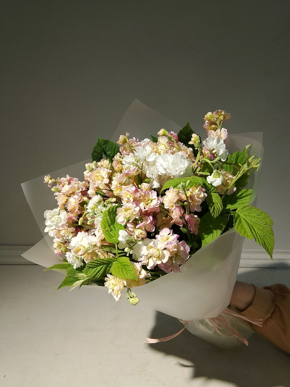 Летний солнечный букет с танацетумом и ароматными пионами Сара Бернард (С0034)