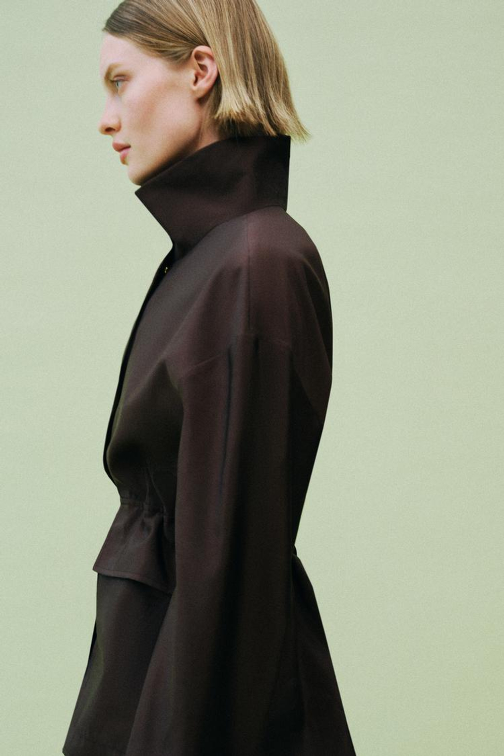 ZARA КУРТКА С ВОРОТНИКОМ-СТОЙКОЙ И РЕГУЛИРУЕМОЙ ТАЛИЕЙ, КОРИЧНЕВЫЙ