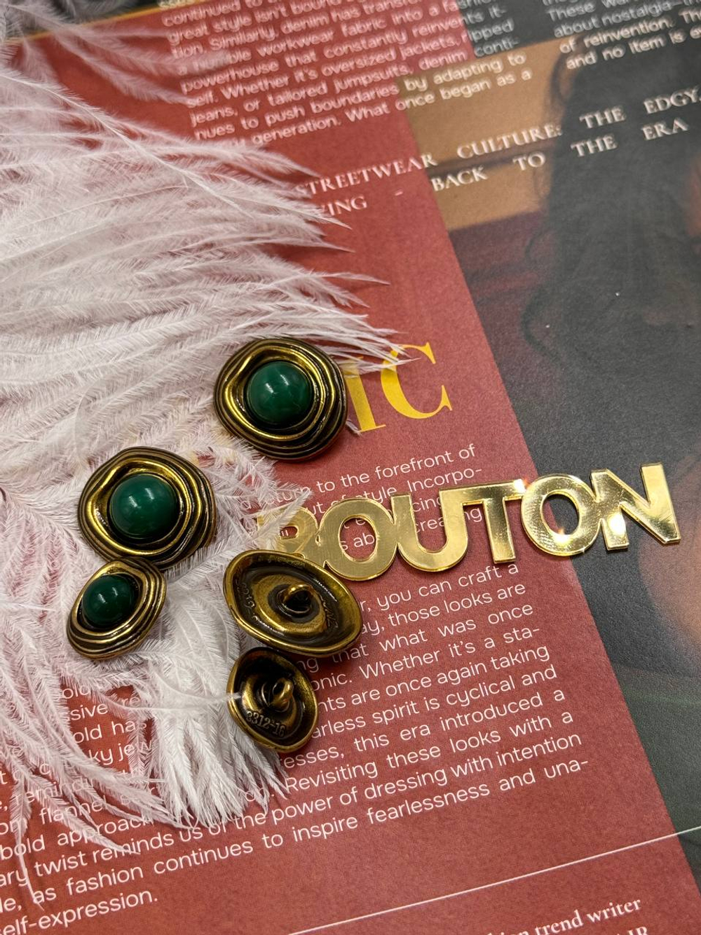 Пуговицы бронзовые неровной формы с зеленым камнем