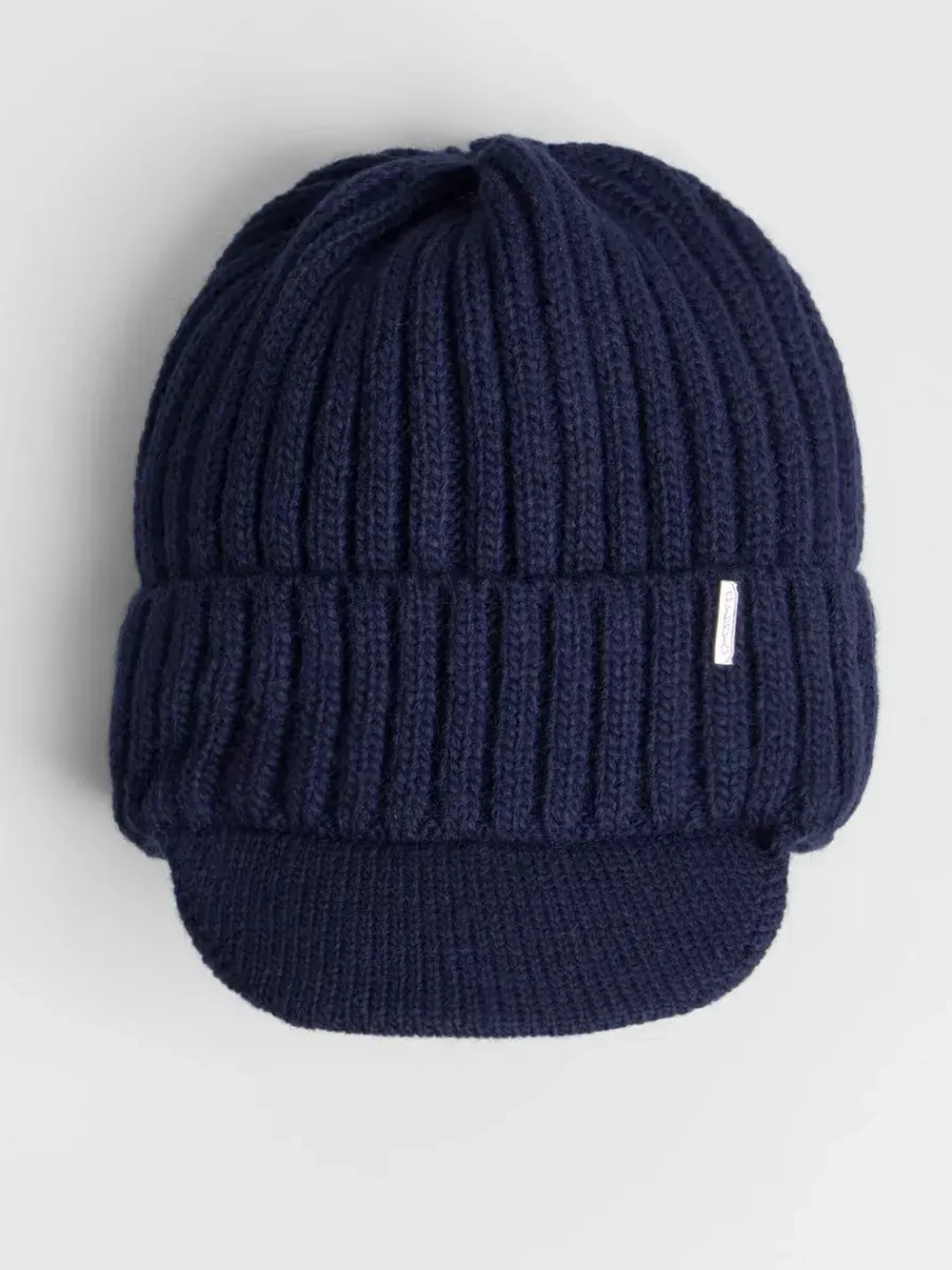 Шапка для мальчика с козырьком на осень