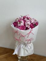 Букет из яркой кустовой пионовидной розы и маттиолы