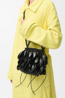 Loewe Сумка-корзинка Shell из плетеной телячьей кожи, черный