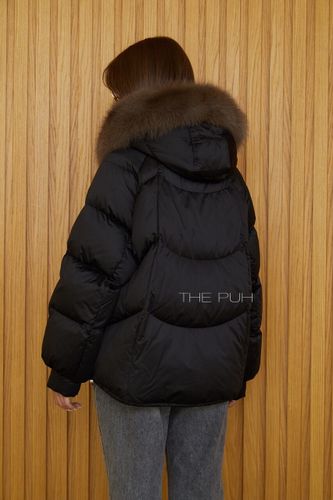 Черный пуховик с меховой отделкой