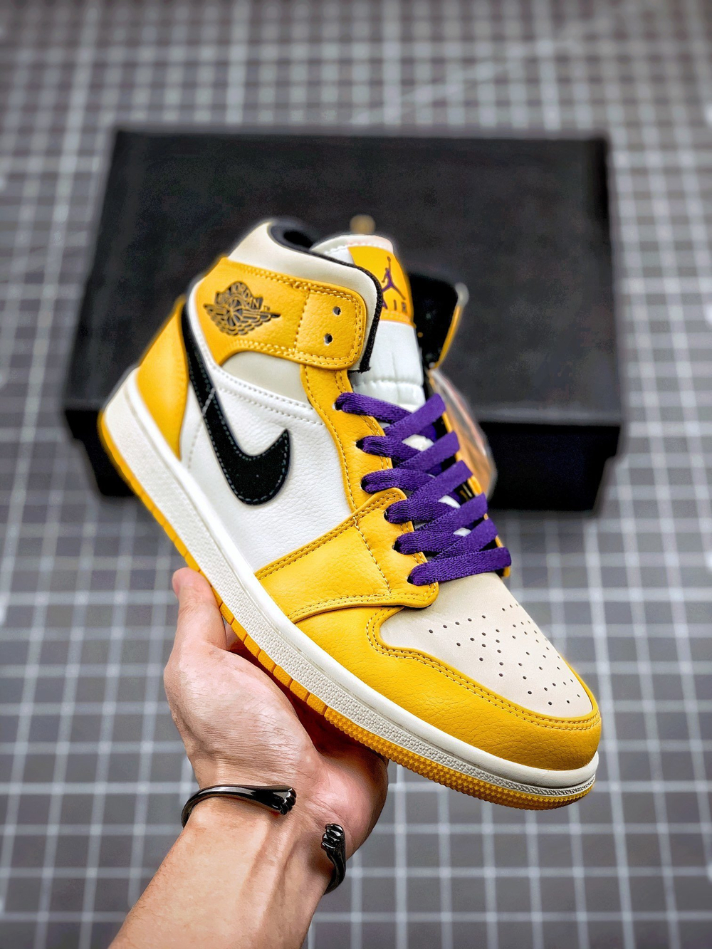 AIR JORDAN 1 MID SE LAKERS UNIVERSITY GOLD/BLACK-PALE IVORY-COURT PURPLE