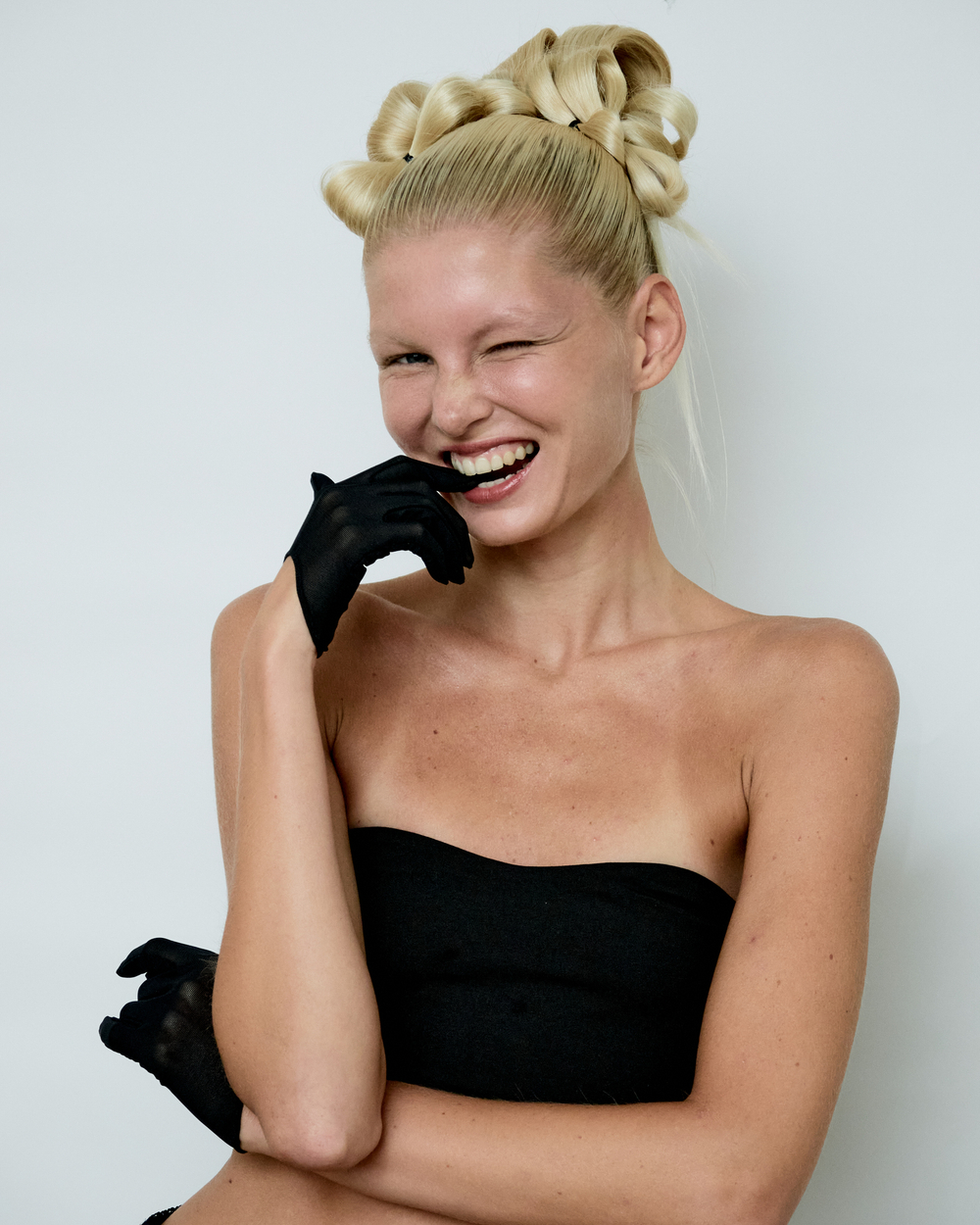 Перчатки из черной сетки короткие с вырезом