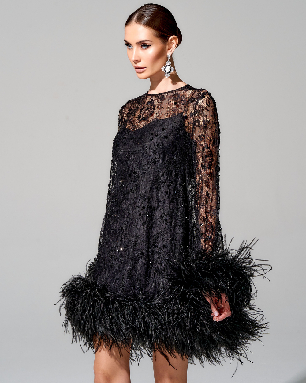 Платье с премиальными перьями страуса