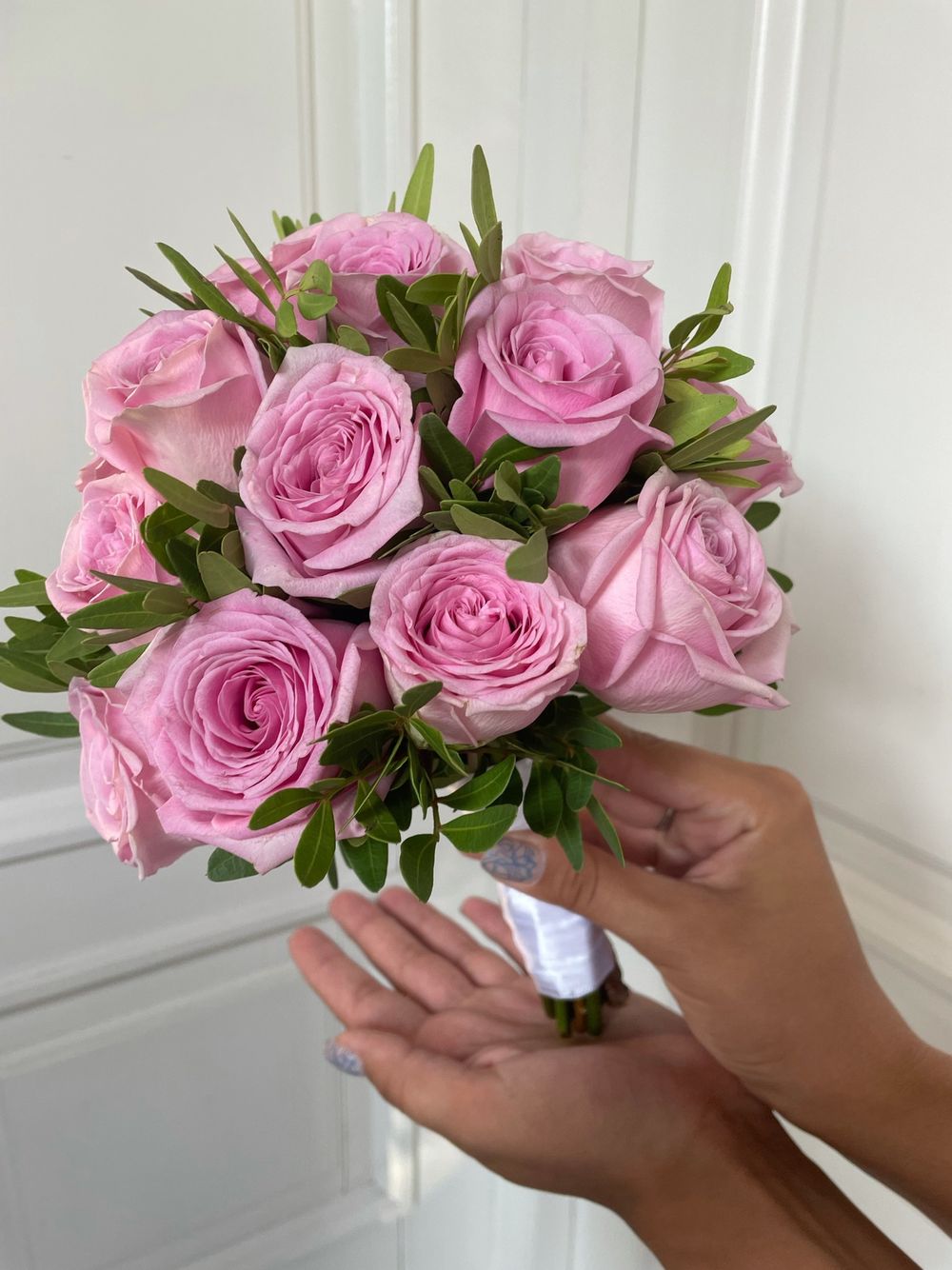 Свадебный букет из одноголовых роз и зелени