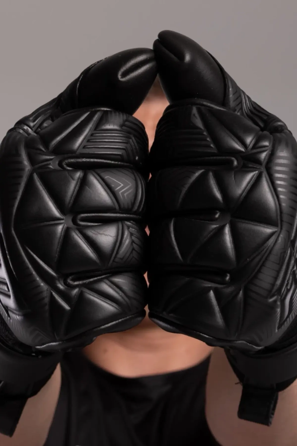 Вратарские перчатки Football Masters Varis X - черный