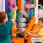 Интерактивная игровая стена «Цветной воздушный маршрут», 2,44×0,5×2,44 м