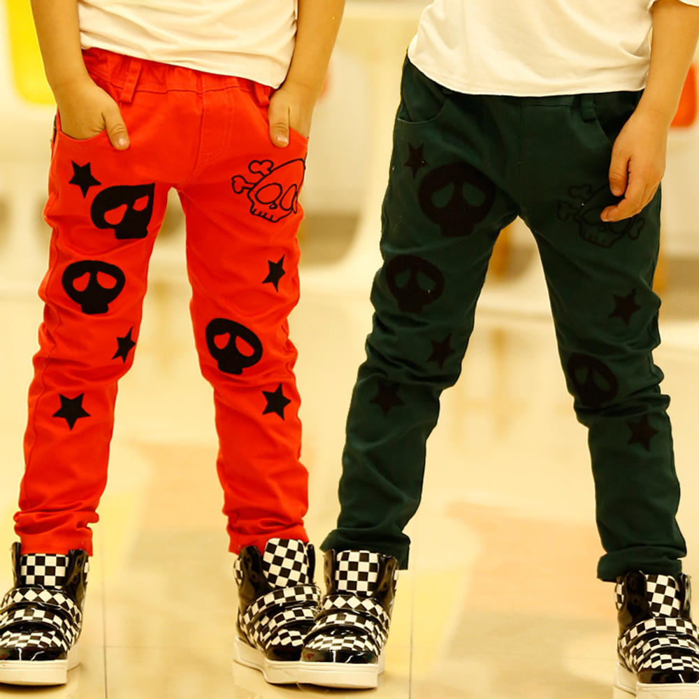 Брюки с принтом звезд и черепов