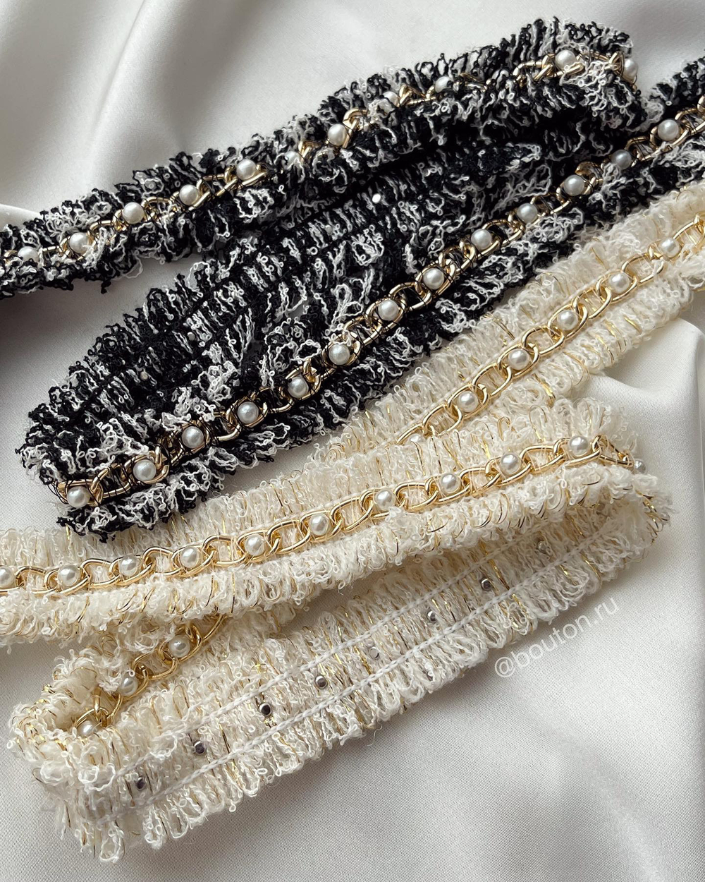 Тесьма черно-белая с жемчугом и золотистой цепью